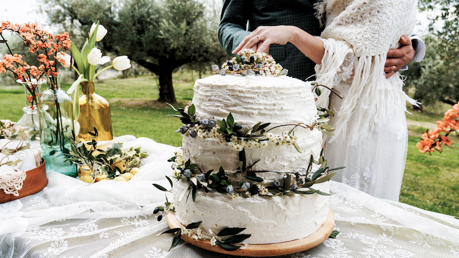 wedding cake bianca con foliage